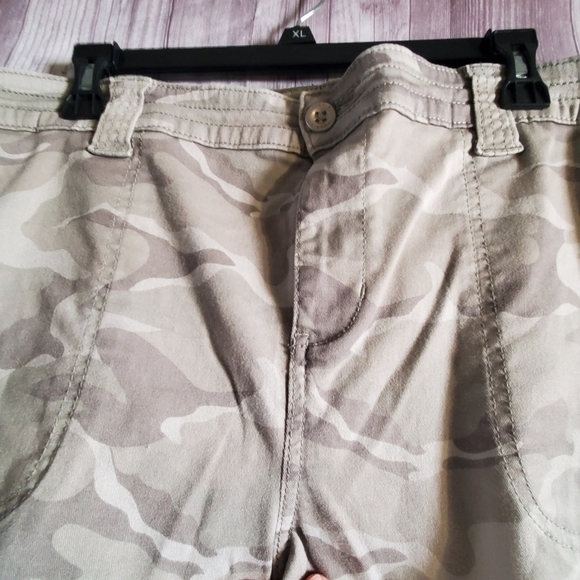 Torrid sz 26. Camo crop Ankle 27inseam. Stretch - Picture 3 of 6
